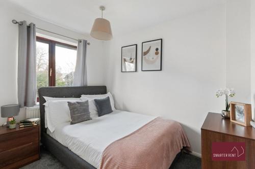 a bedroom with a bed and a desk and a window at Hitchin - Millstream - 2 Bedroom Coach House in Ickleford