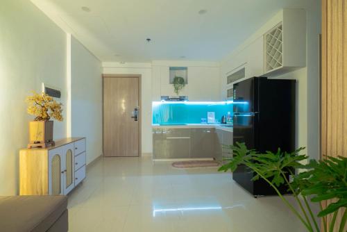 - une grande cuisine avec un réfrigérateur noir dans la chambre dans l'établissement Bill Homestay- Nera Garden Huế, à Thôn Văn Dương