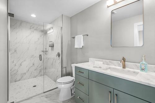 Vannituba majutusasutuses Waterfront Siren Luxe Cape Coral Escape, Dive into Bliss - The Nauti Mermaid - Roelens