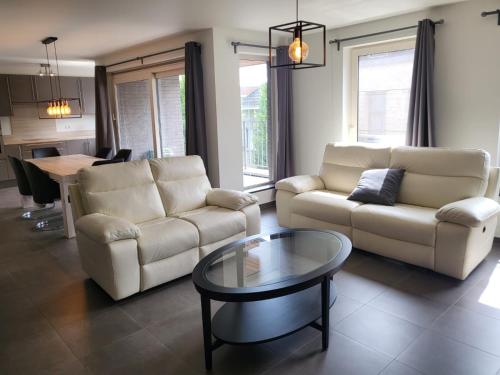 Coin salon dans l'établissement Ruim appartement met terras