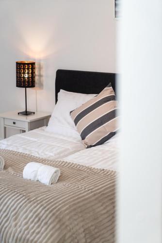 ein Bett mit zwei Handtüchern und einem Kissen darauf in der Unterkunft Modern Studio in the Heart of Linné, Walk to Haga in Göteborg