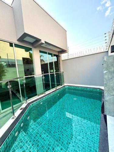 ein Swimmingpool vor einem Haus in der Unterkunft Casa Luxo, 3 Qt, Piscina, 2 Vaga, e Área Gourmet in Palmas