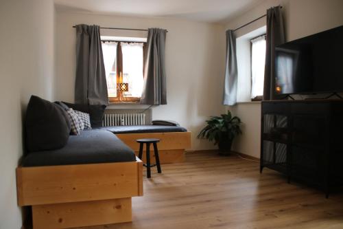 Haus Florian Sprenzel في Schmölz: غرفة معيشة مع أريكة وتلفزيون