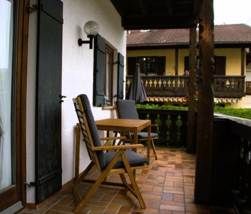 Haus Florian Sprenzel في Schmölz: طاولة وكراسي خشبية على الفناء