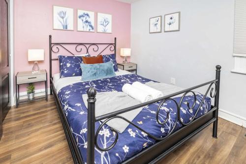 Ένα ή περισσότερα κρεβάτια σε δωμάτιο στο Urban 1BR Gem with Kitchen, Smart TV & Workspace