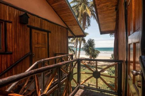 - un balcon avec vue sur la plage dans l'établissement Samara Tree House Inn Unit 4, à Sámara