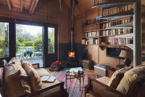 Posezení v ubytování The Beech Hut, Wood Fired Hot Tub, St Kew Escapes