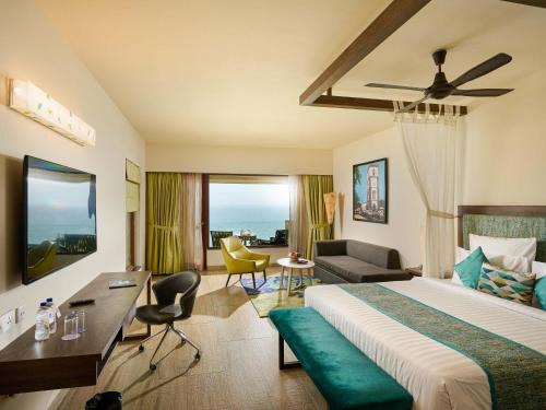 ein Hotelzimmer mit Bett und Schreibtisch in der Unterkunft The Bheemli Resort Managed by AccorHotels in Visakhapatnam