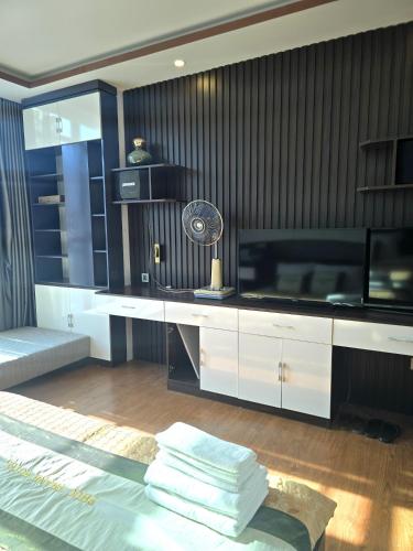 a living room with a tv and a couch at La Maison in Cat Ba