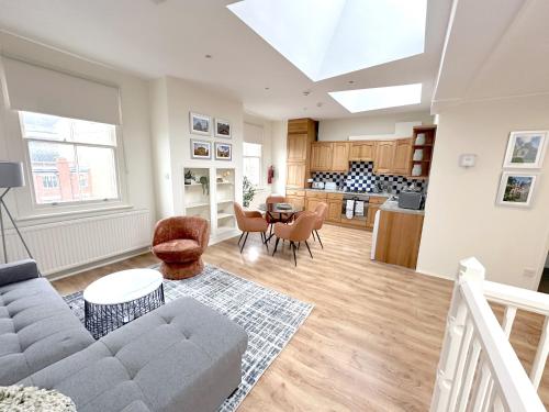 ein Wohnzimmer mit Sofa und Tisch in der Unterkunft Apartment next to The Oxford Union in Oxford