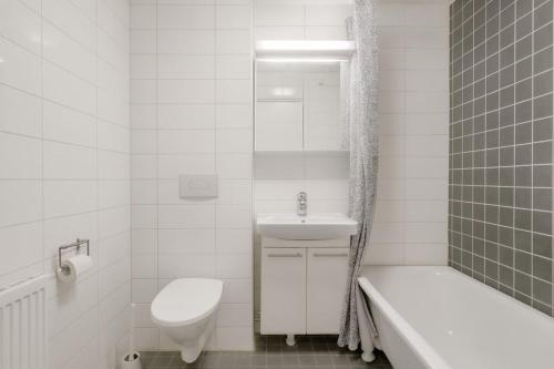 Ένα μπάνιο στο Quiet apartment, free parking and gym