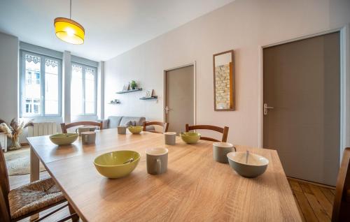 シャロン・シュル・ソーヌにあるHyper Centre Gare TER - 4 lits - 6 couchagesのダイニングルーム(木製テーブル、ボウル付)