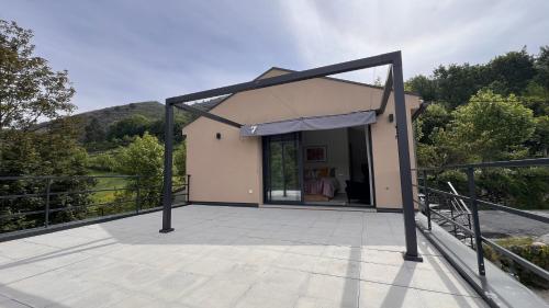 een gebouw met luifel op een terras met uitzicht bij Serena Terrace in Cabeceiras de Basto