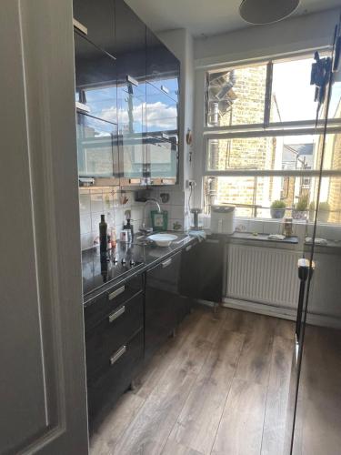 Η κουζίνα ή μικρή κουζίνα στο Battersea park single cozy room 4th floor please noted not lift