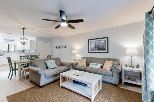 Χώρος καθιστικού στο Fiddlers Cove 27E