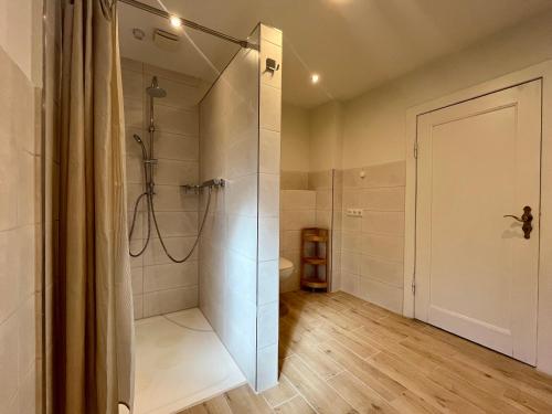 Ένα μπάνιο στο Ruhiges Ferienhaus direkt am Wald