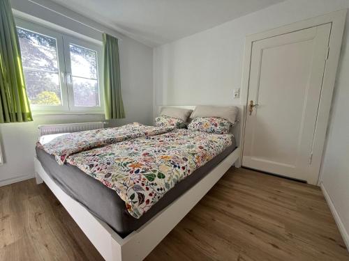 Ένα ή περισσότερα κρεβάτια σε δωμάτιο στο Ruhiges Ferienhaus direkt am Wald