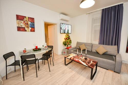 een woonkamer met een bank en een tafel bij Bucharest Christmas Decorated City Center Villa in Boekarest