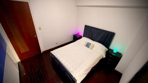 Dormitorio pequeño con cama con cabecero negro en Apartamento en Campo Alegre, Chacao, Caracas, en Caracas