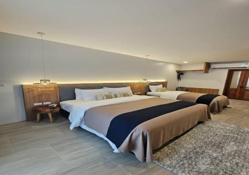 two beds in a hotel room with at la la lay beach house in Tab Kaek Beach