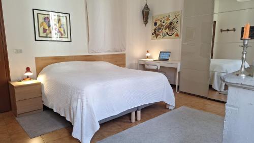 Ένα ή περισσότερα κρεβάτια σε δωμάτιο στο Stanza in appartamento condiviso nel centro storico di Parma