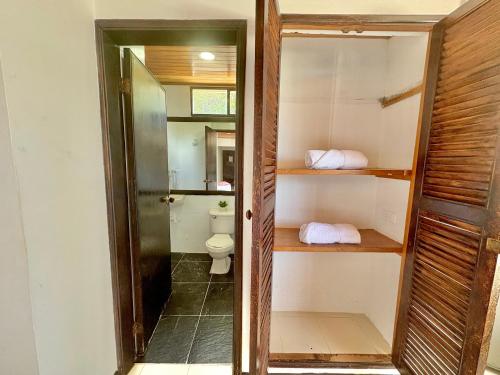 a bathroom with a toilet and a mirror at Las casas de tomate Cartagena in Cartagena de Indias