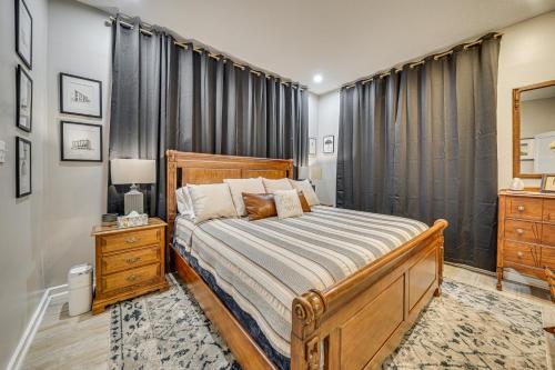 Un dormitorio con una cama, una cómoda y un espejo. en Less Than 1 Mi to Dtwn Texarkana Couples Retreat with Yard, en Texarkana