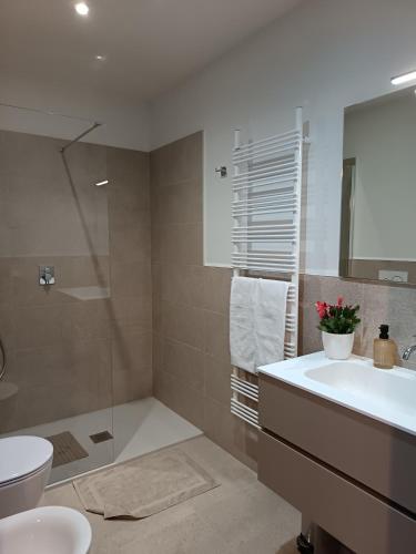 a bathroom with a sink and a toilet and a shower at Casa Gina in Roana