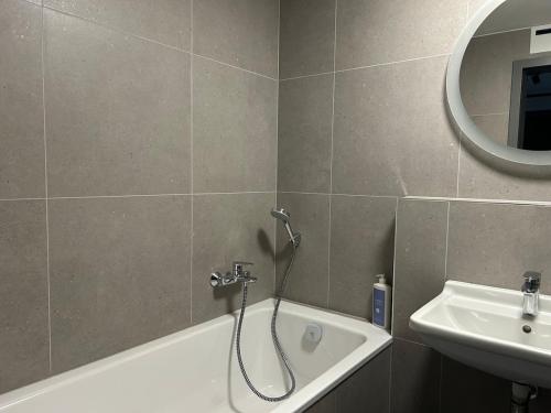 Ένα μπάνιο στο Harmony Metropolis Bratislava Free Parking