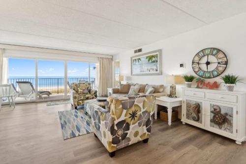 フェルナンディーナ・ビーチにあるG3 Amelia South condoのソファとテーブルのあるリビングルーム
