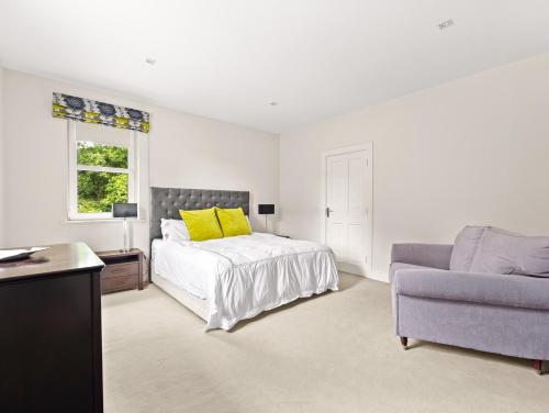 Ένα ή περισσότερα κρεβάτια σε δωμάτιο στο Large luxury lakeside home to sleep 10 people