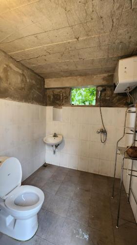 Koupelna v ubytování Number 6 homestay, motorbike rental, loop tours, hiking tours