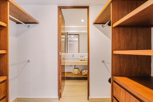 CedroにあるDivine 2BR with Beach Access Gym Fast WiFiの洗面台と鏡のあるバスルーム