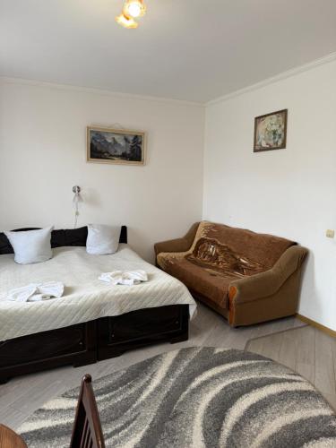 トラスコヴェッツにあるHerculesのベッド2台と椅子があるホテルの部屋