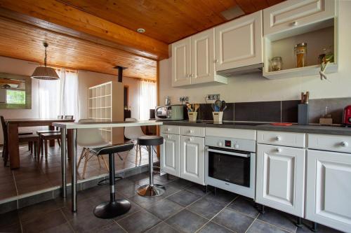 Kuchyň nebo kuchyňský kout v ubytování petite maison avec grand jardin clos