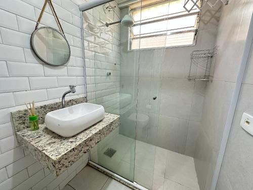 Ένα μπάνιο στο Kit Próximo a Feirinha da Guilhermina - Frente Mar