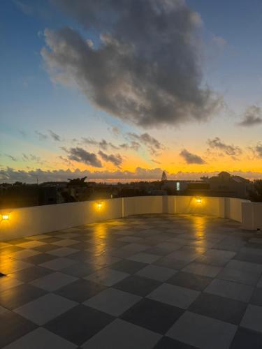 Východ nebo západ slunce při pohledu z vily nebo okolí