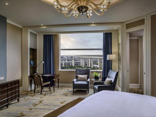 Ένα ή περισσότερα κρεβάτια σε δωμάτιο στο Sofitel Shanghai Hongqiao