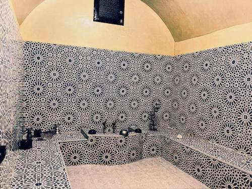 Ένα μπάνιο στο Riad Aïcha Addi-Pool & Hammam