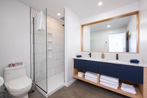 ein Bad mit einem WC, einem Waschbecken und einem Spiegel in der Unterkunft Mer et Mont 1223: Spa & River Views Near Le Massif in Petite-Rivière-Saint-François