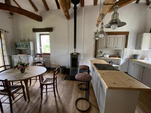 Kuchyň nebo kuchyňský kout v ubytování La P'tite Maiz - Le gite