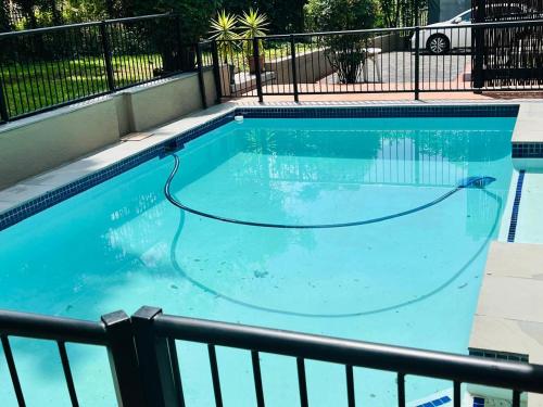 Melville Koppies View Guest house内部或周边的泳池