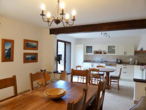 Kuchyň nebo kuchyňský kout v ubytování 8COL12 Villa de caractère avec piscine privée