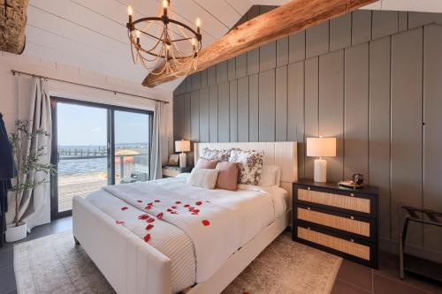 Postel nebo postele na pokoji v ubytování Long Beach Cottage