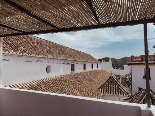 Aussicht vom Dach eines Gebäudes mit Ziegeldächern in der Unterkunft Casa Al Zaytun Pueblo in Canillas de Aceituno