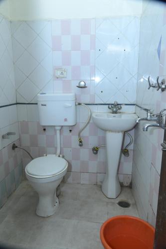 un baño con inodoro y lavabo en siti castle jalandhar, en Jalandhar
