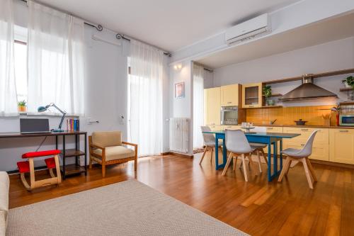 Sesto Sole - wide 6th Floor Apart near Prada-Bocconi-IEO