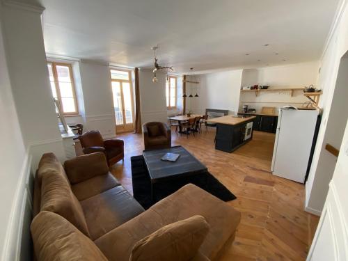 a living room with a couch and a table at Appartement lumineux Embrun in Embrun