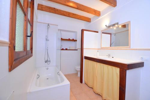 une salle de bains avec lavabo, baignoire et toilettes dans l'établissement Encantadora finca con piscina en la naturaleza, à Caimari