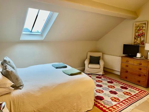 Ένα ή περισσότερα κρεβάτια σε δωμάτιο στο Lovely Barn Ann-exe 2 Floors Near Winchester